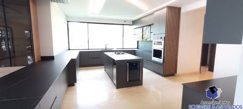 Casa disponible para Ambos en Medellín Los Balsos Foto numero 1