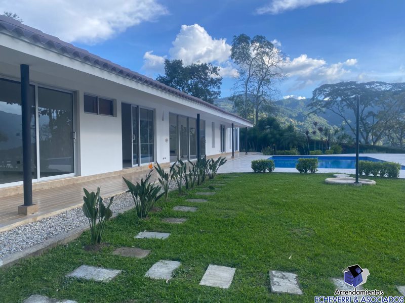 Casa-Finca disponible para Ambos en Envigado Loma Del Escobero Foto numero 1