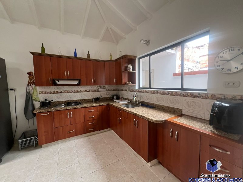 Casa-local disponible para Arriendo en Envigado La Magnolia Foto numero 1